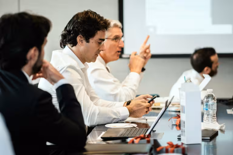 kommunikation gesprächsführung projekt austausch reden sprechen verhandeln verhandlung meeting präsentation zusammenarbeit personen team unternehmen digitale prozesse